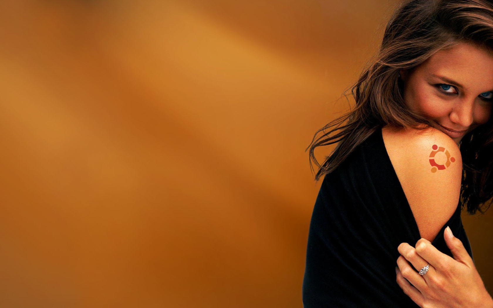 Девушка с татуировкой Ubuntu на плече