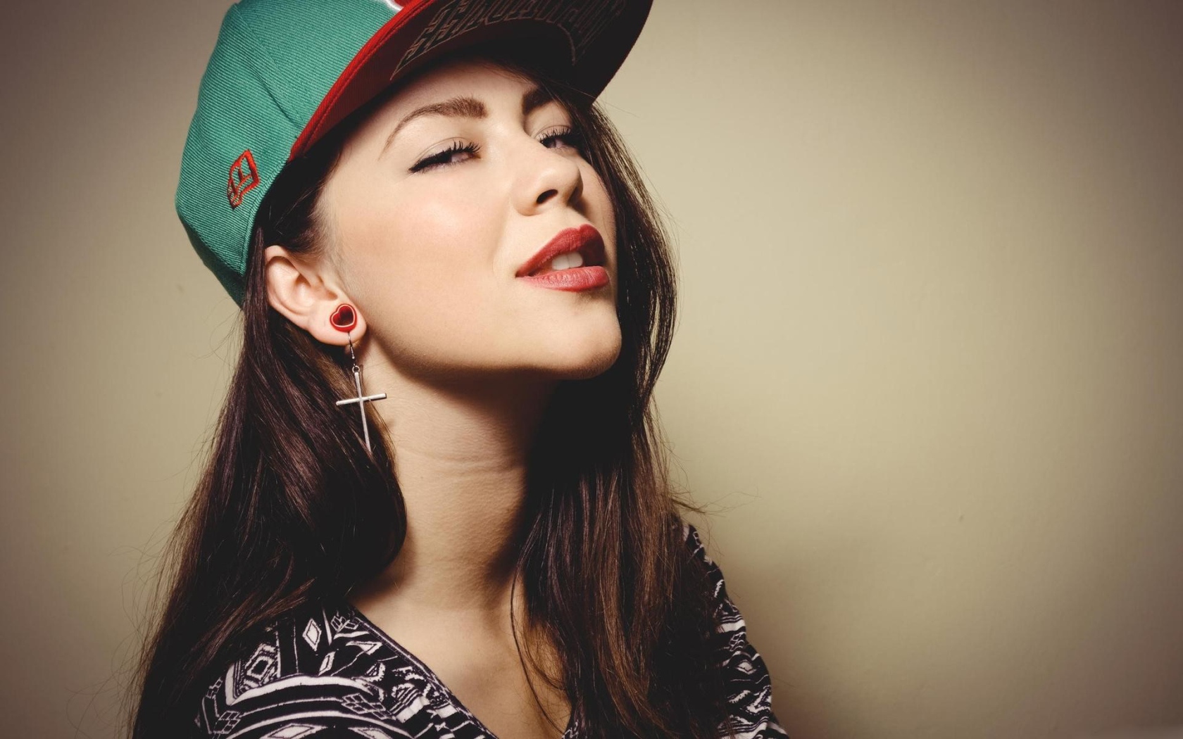 Необычные сережки у девушки