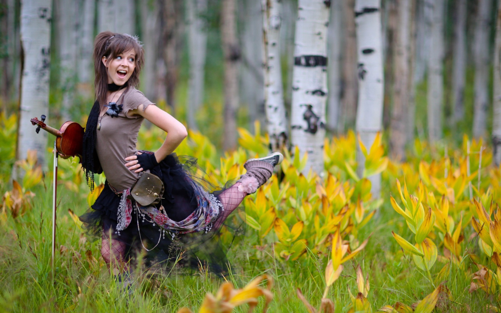 Скрипачка в березовой роще