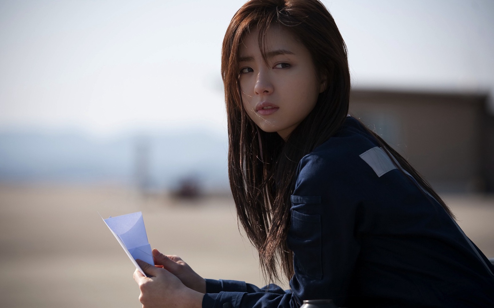 Японская девушка с бумагой в руке