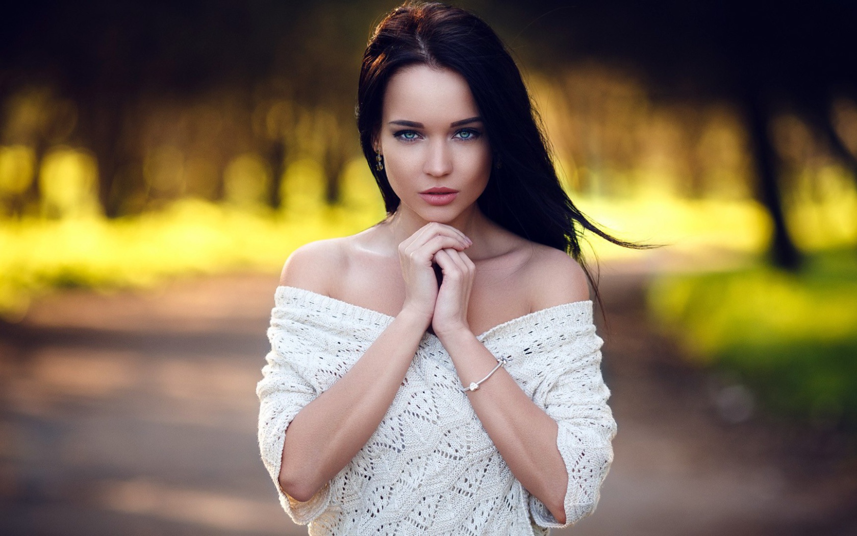 Девушка в белом платье Ангелина Петрова