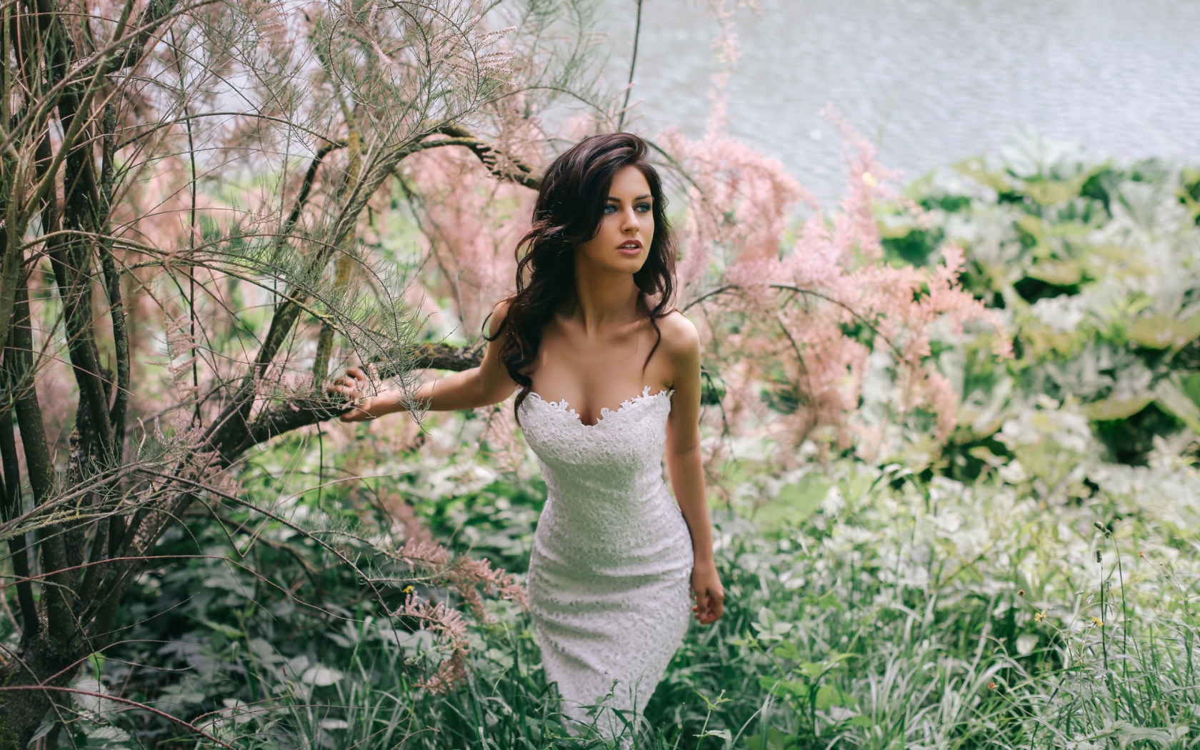 Модель Aurela Skandaj в белом платье