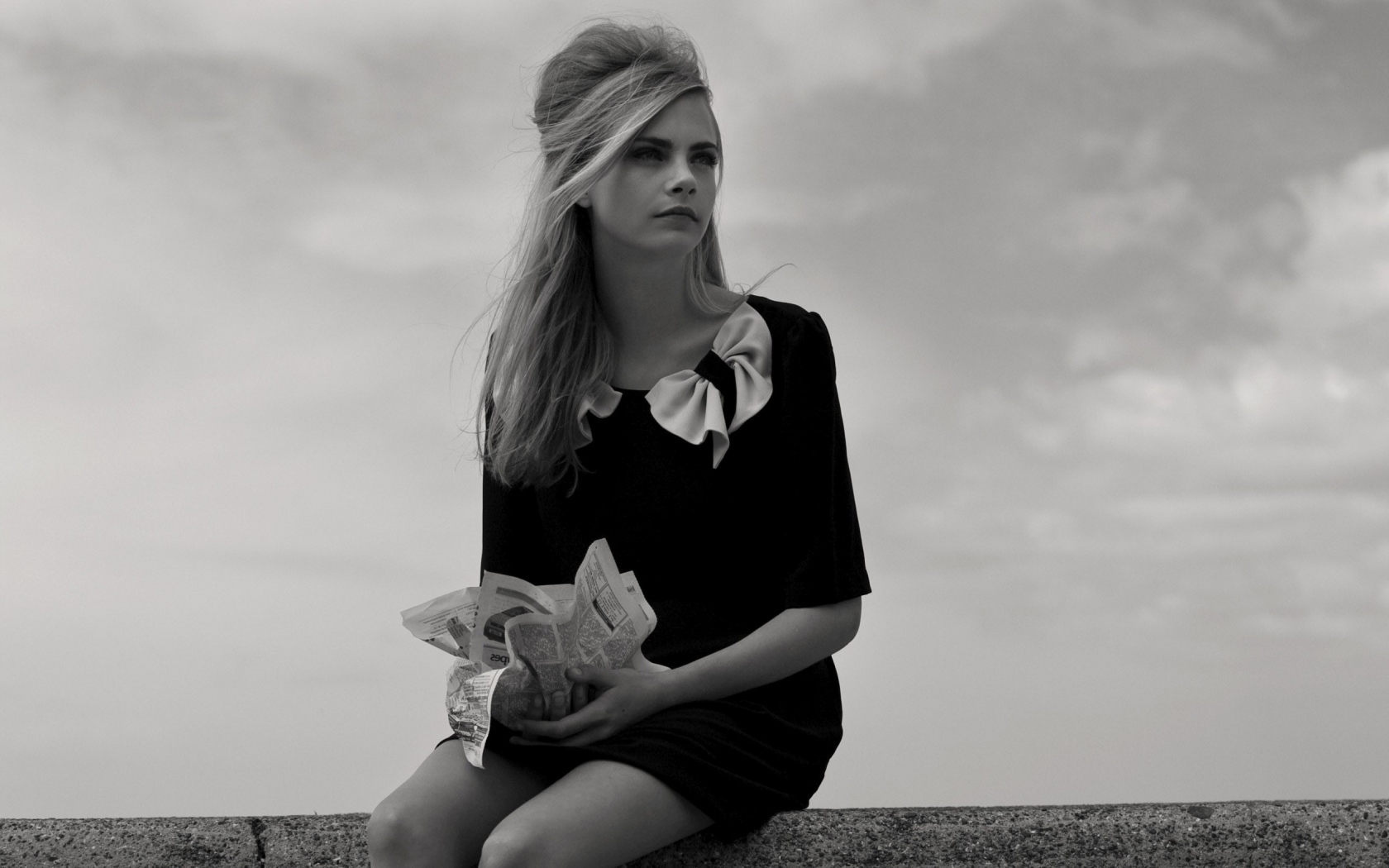 Черно белое фото модели Кара Делевинь