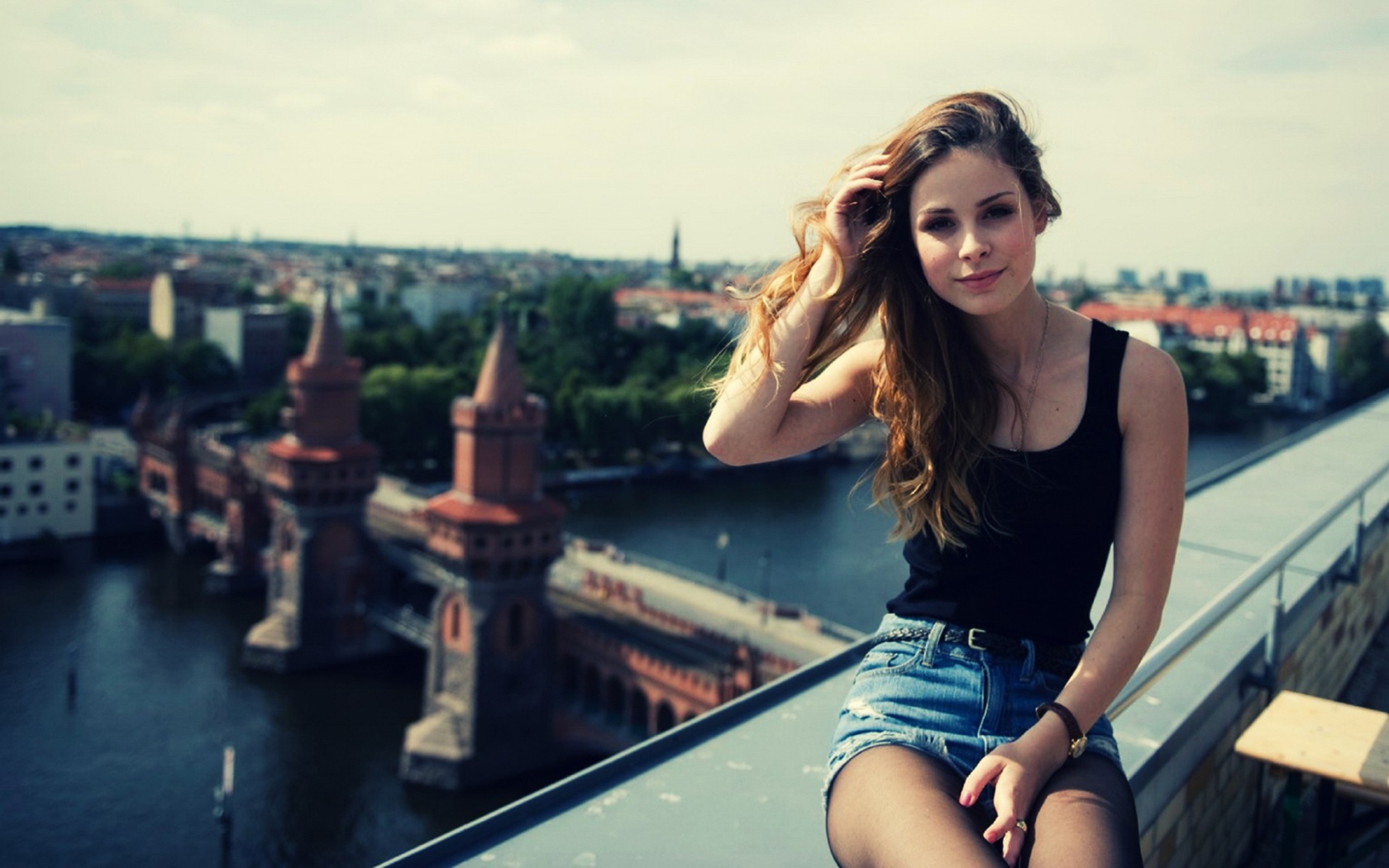 Девушка Лена Майер-Ландрут на фоне города