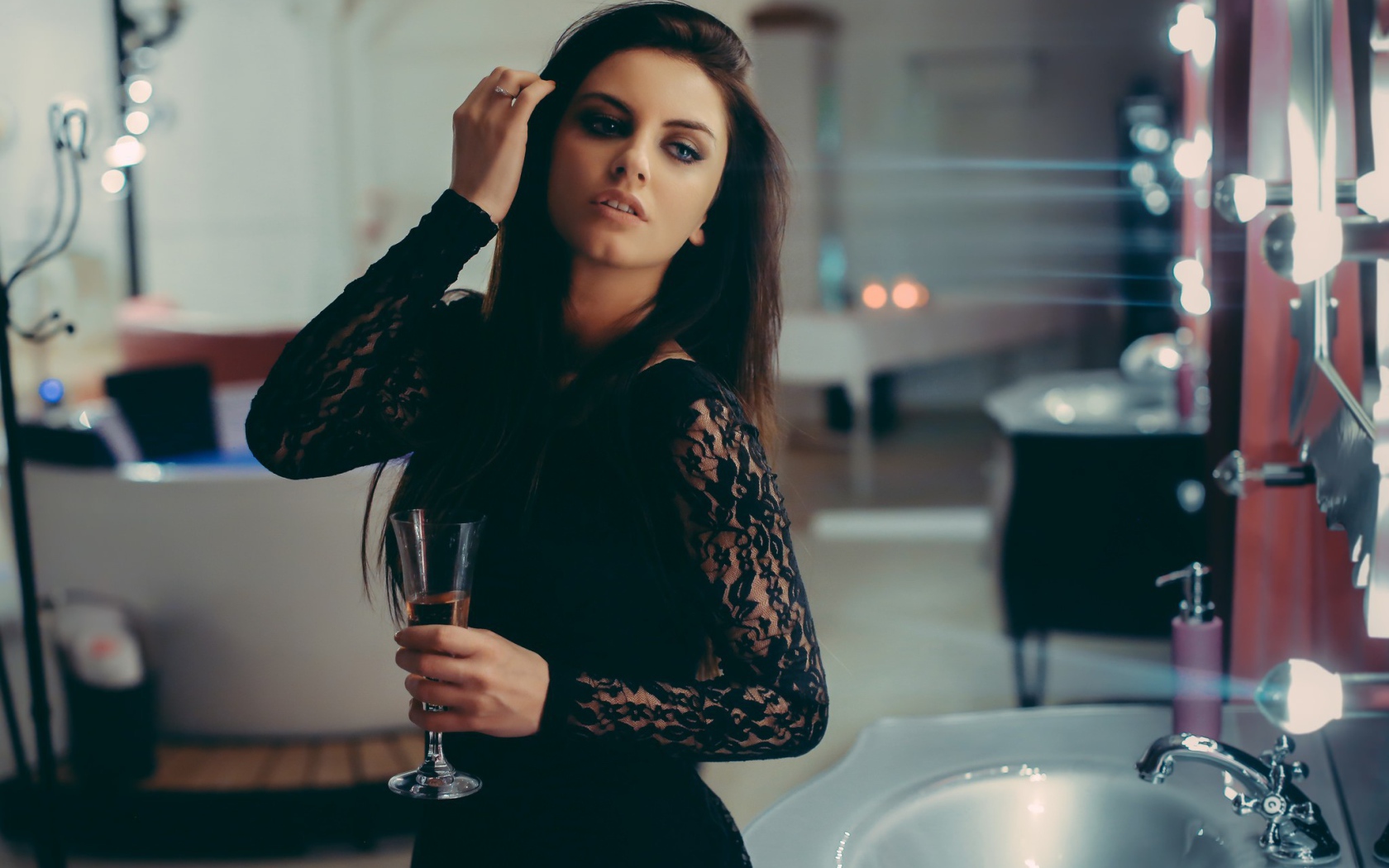 Девушка с бокалом, Aurela Skandaj