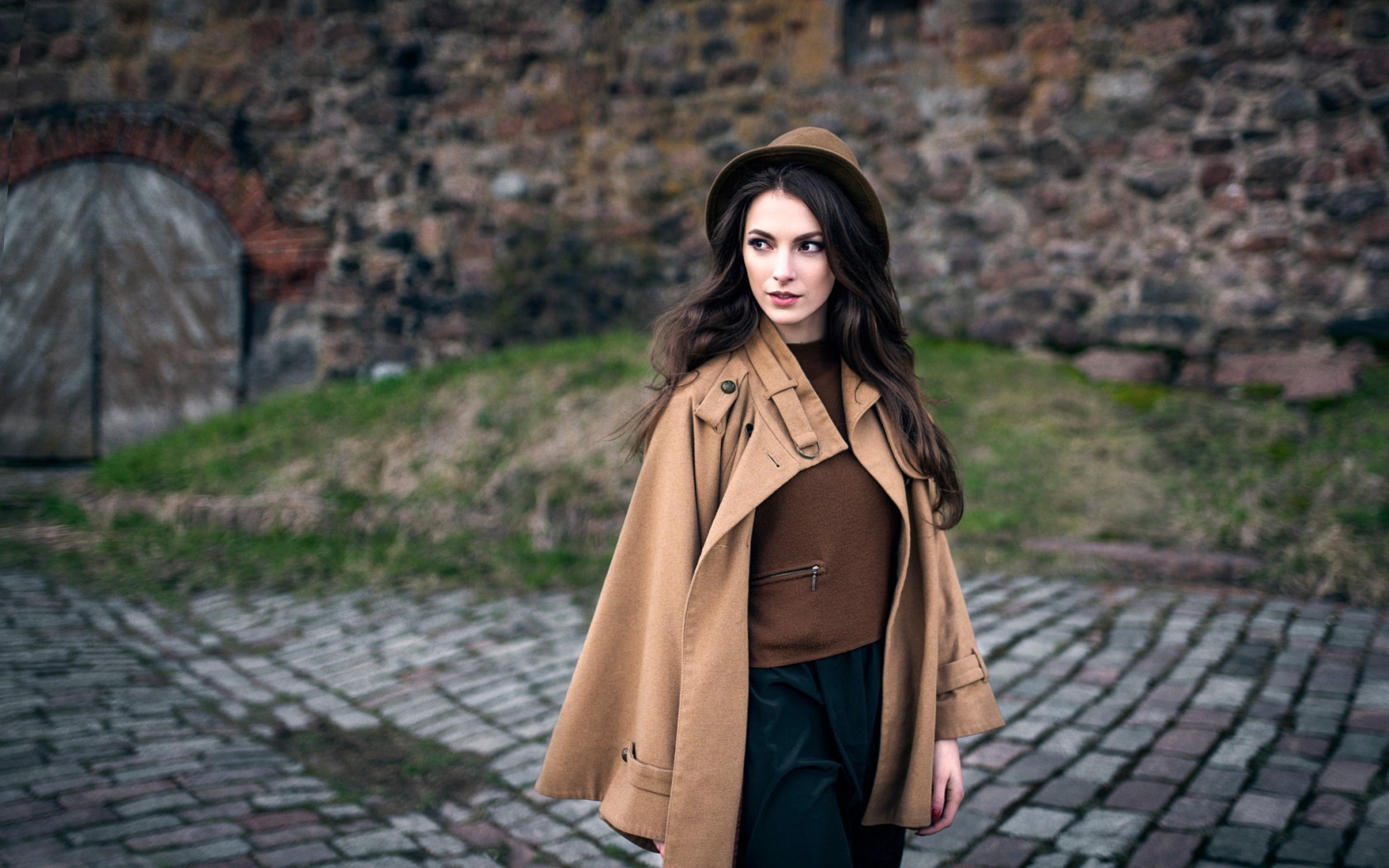 Модель Карина Сунцева  в шляпе и накидке