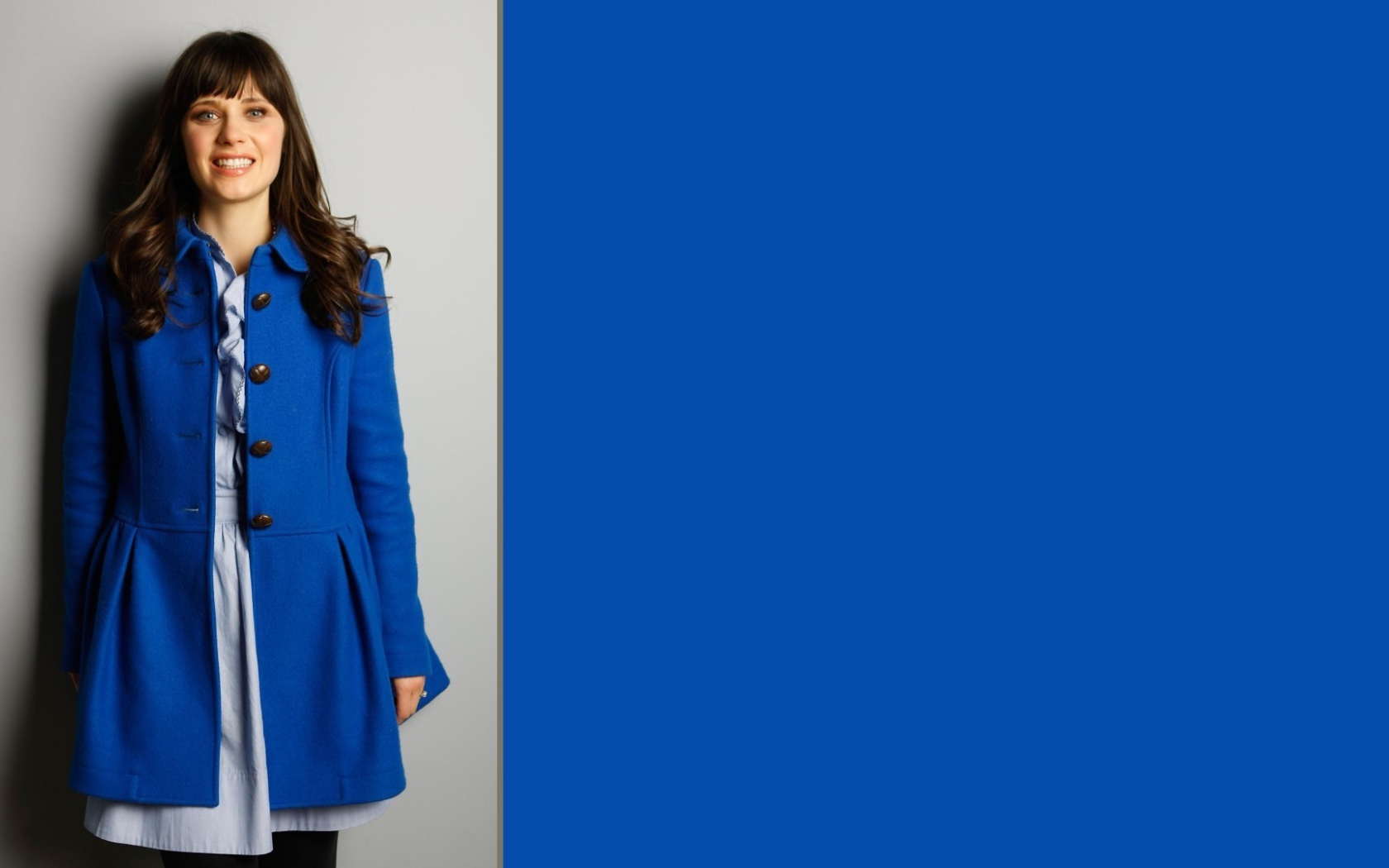 Модель Зоуи Дешанель в голубом пальто