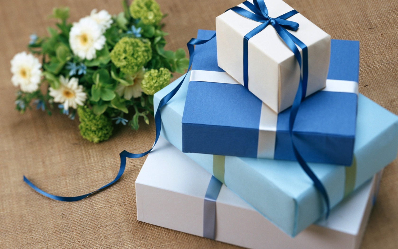 Букет и коробки с подарками для любимой на 8 марта