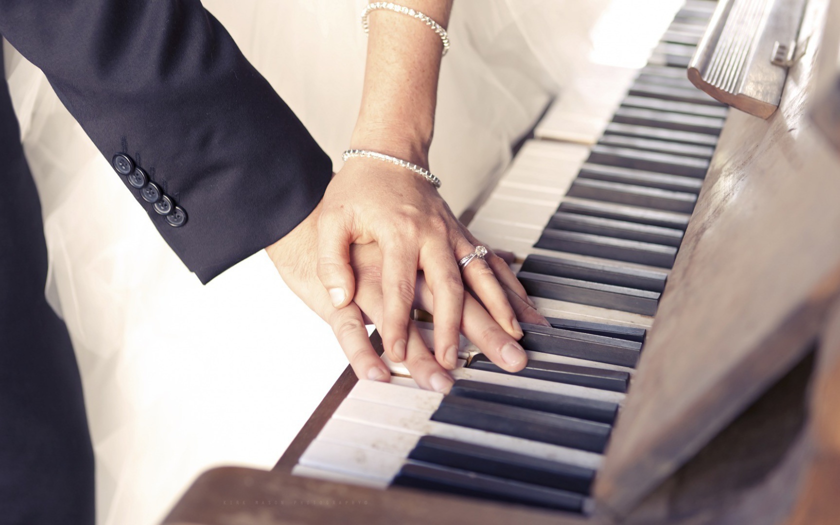 Руки влюбленных на пианино