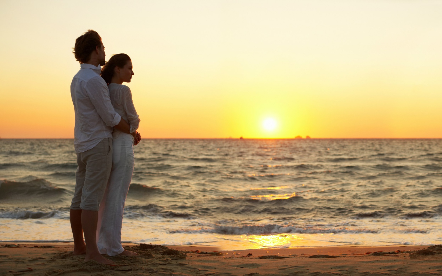 Влюбленные на закате у моря