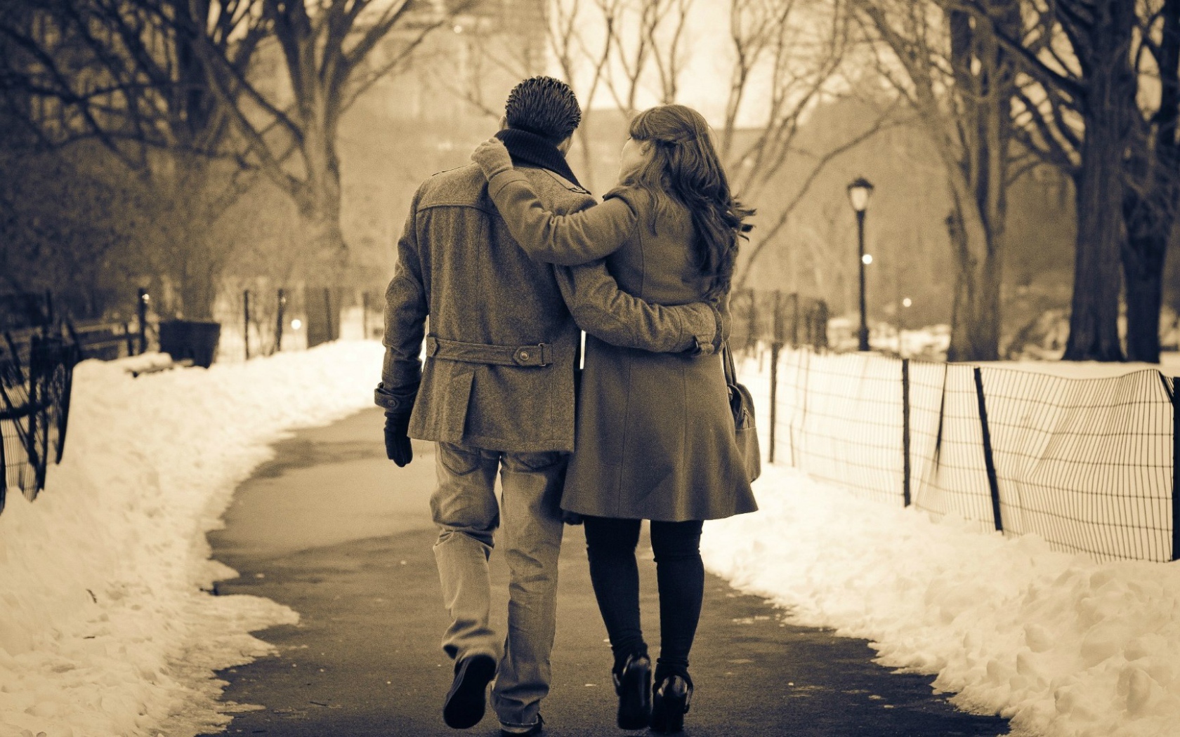 Влюбленные гуляют по зимнему парку