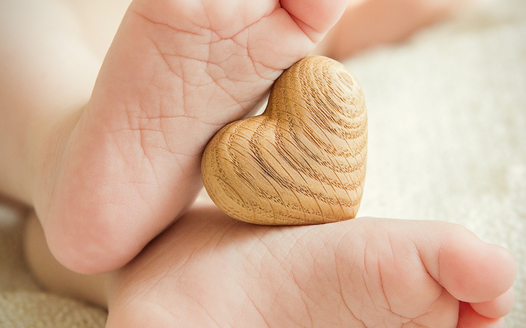 Деревянное сердце между ступней