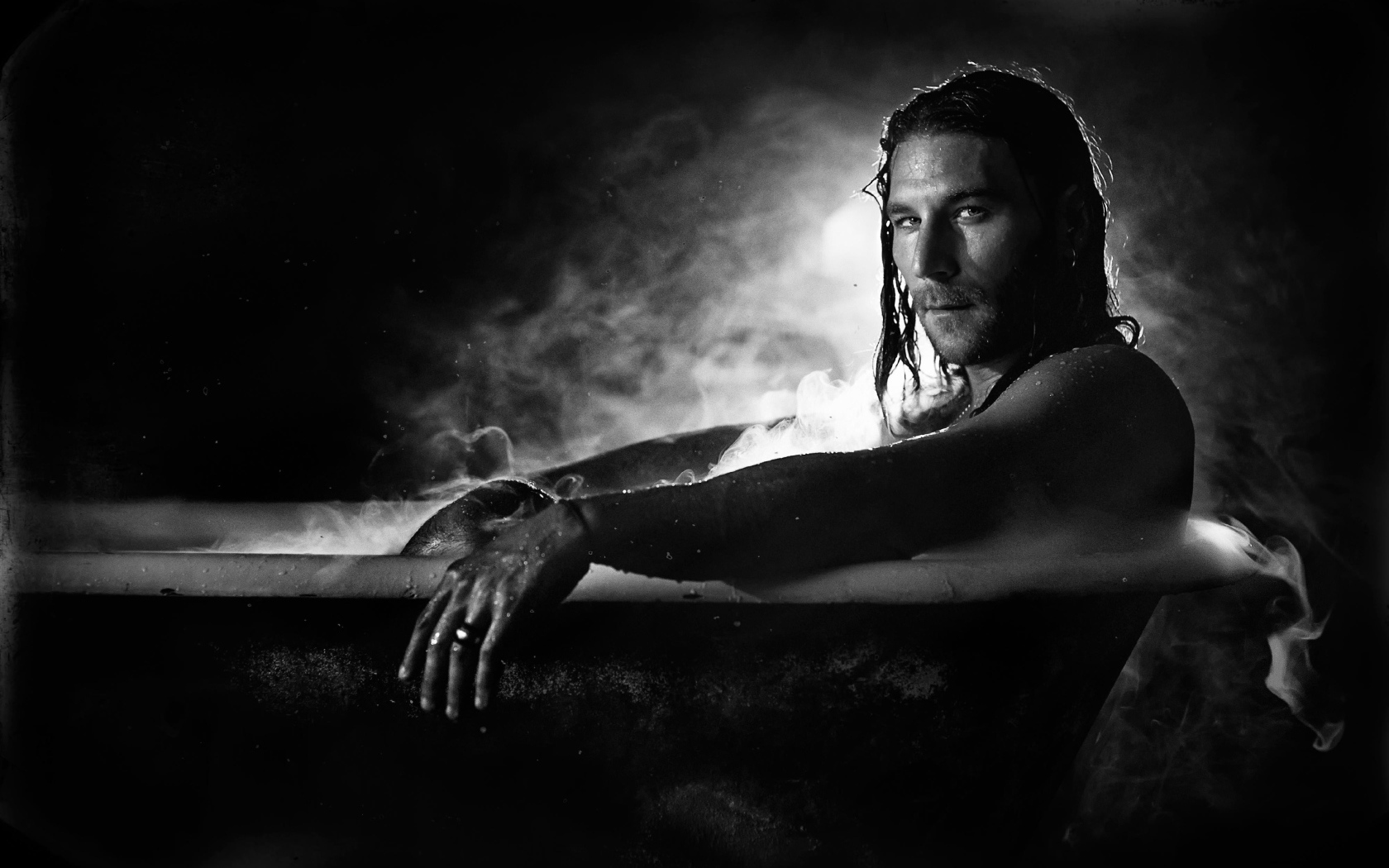 Мужчина принимает горячую ванну