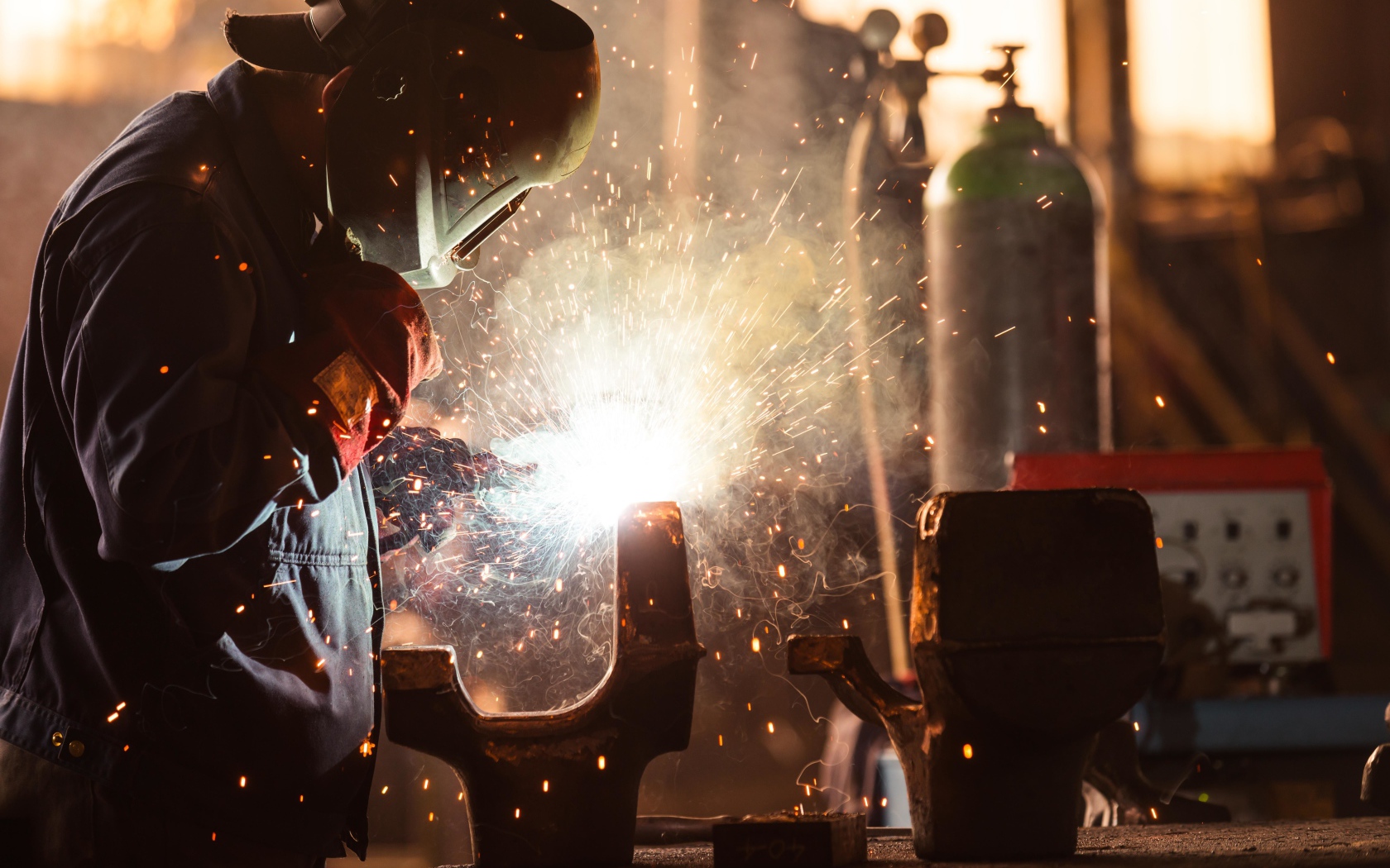 Мужчина занимается сварочными работами