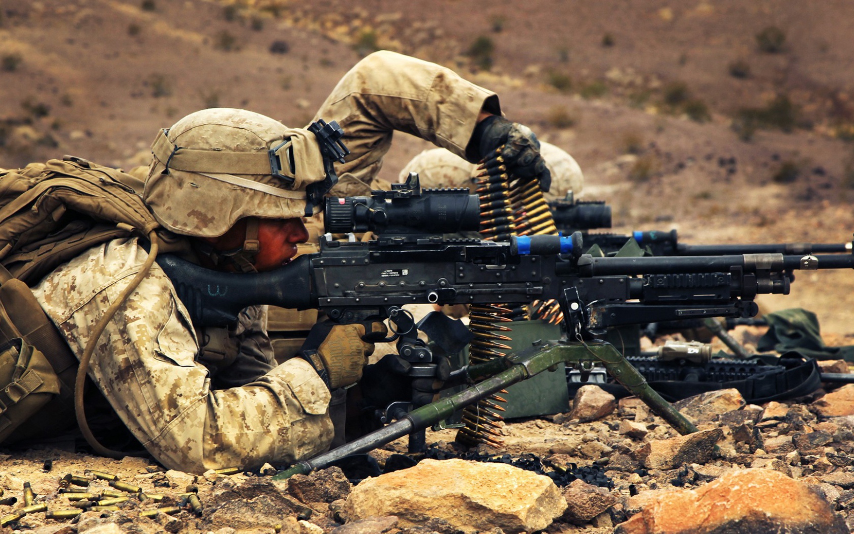 Солдат стреляет из пулемета