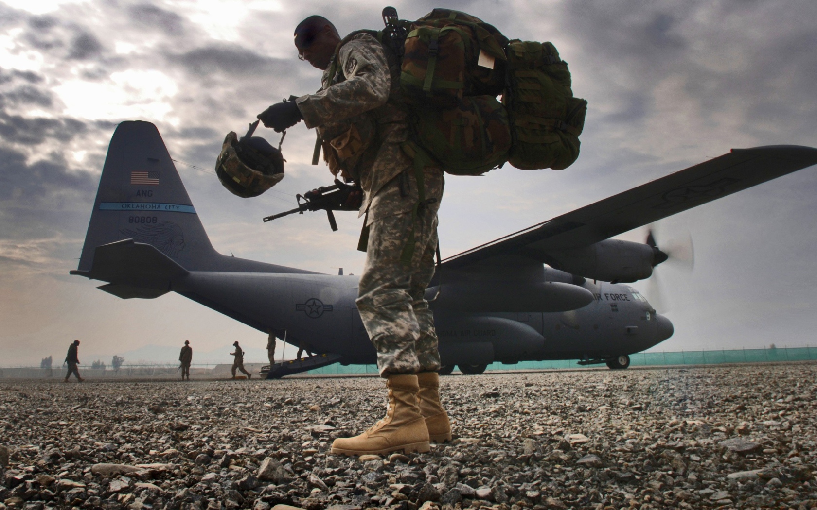 Солдат на фоне транспортного самолета