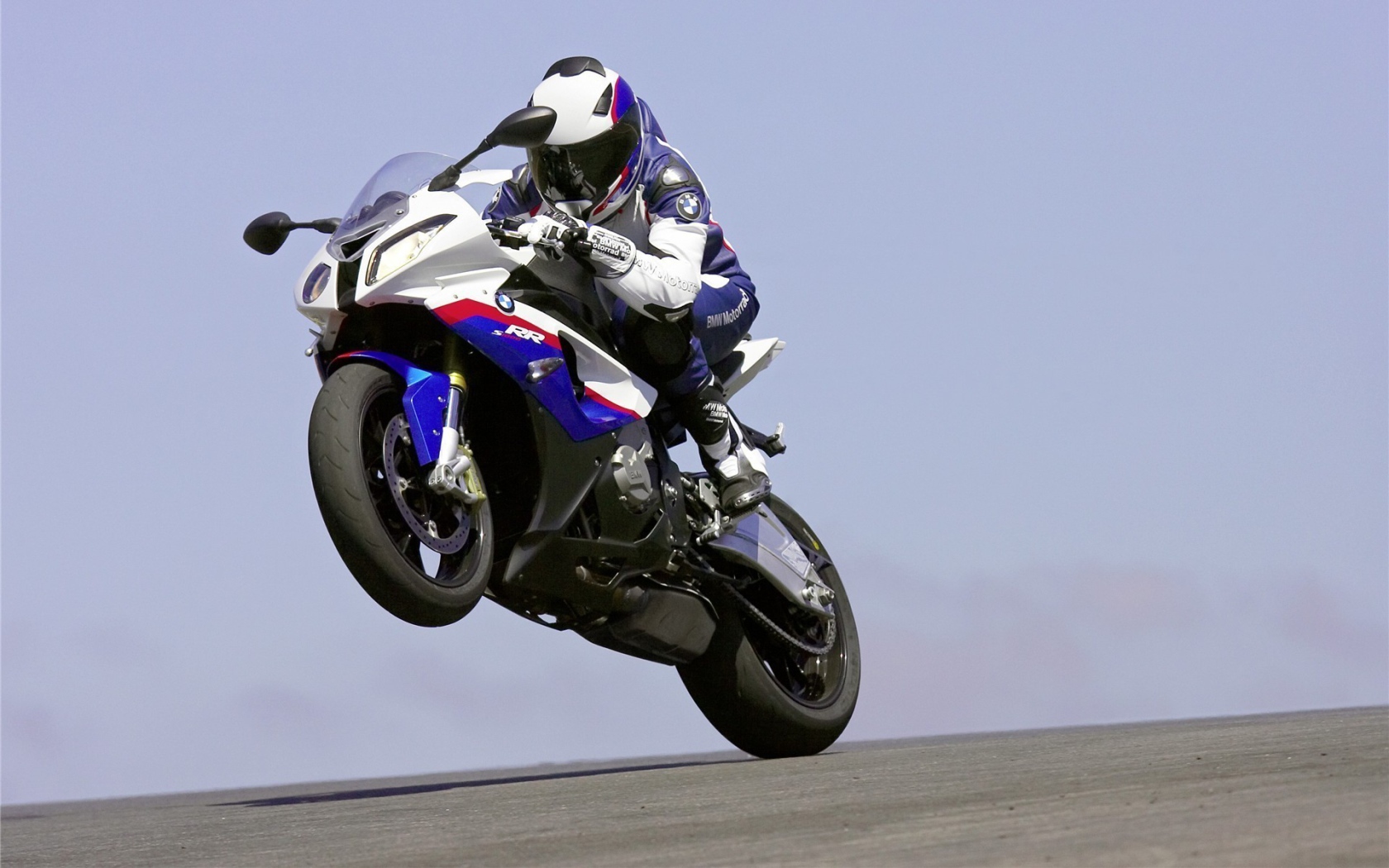 Гонщик на заднем колесе мотоцикла BMW S 1000 RR