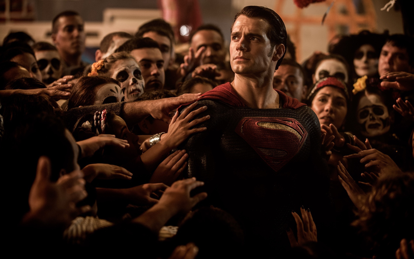 Люди прикасаются к Супермену