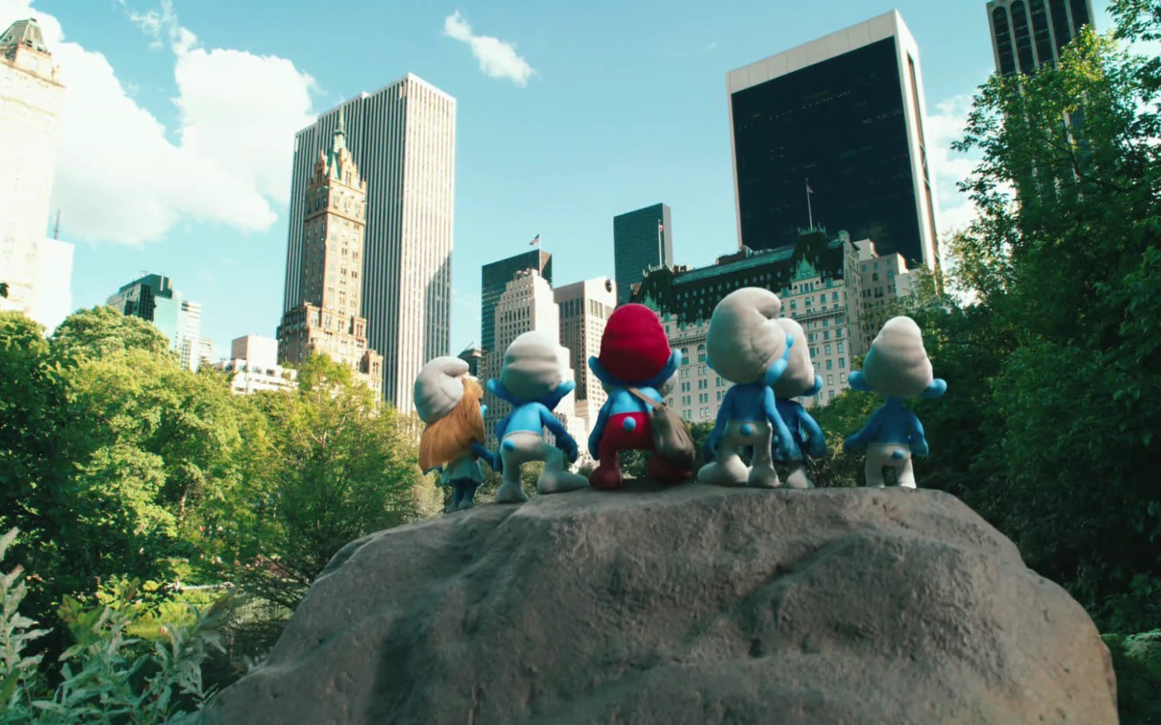 Смурфики смотрят на город