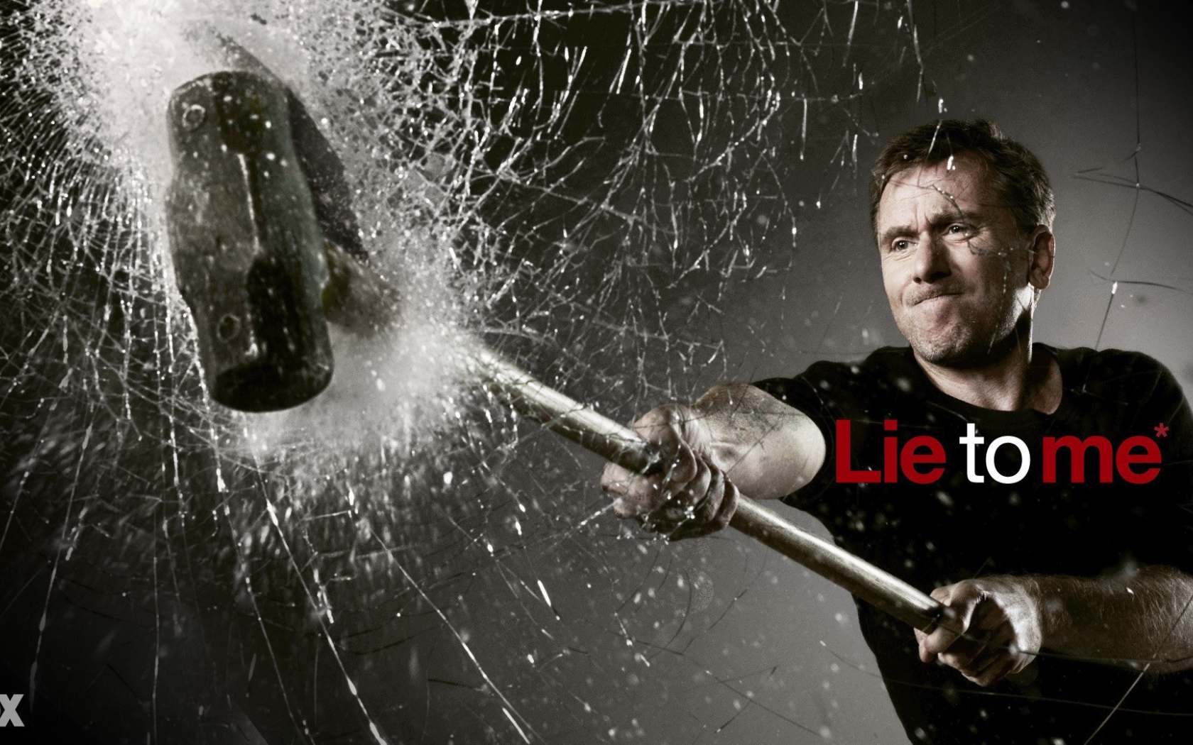 Герой сериала Теория лжи разбивает стекло