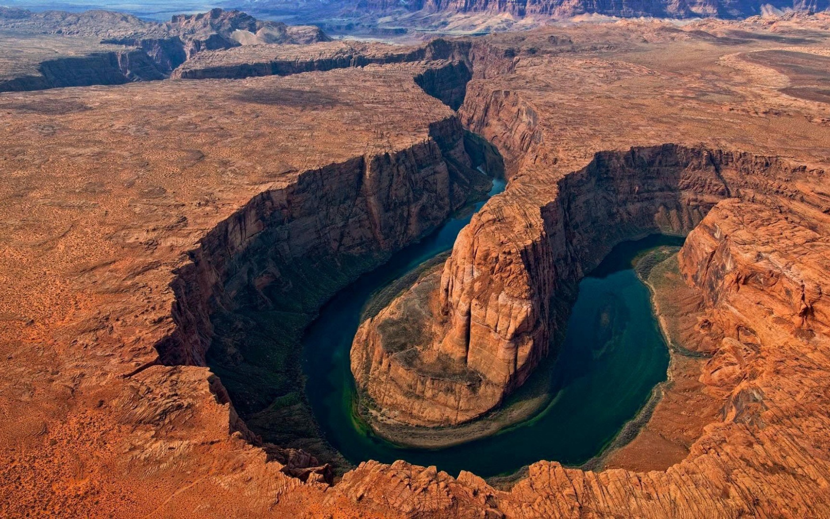 Темная вода на дне каньона