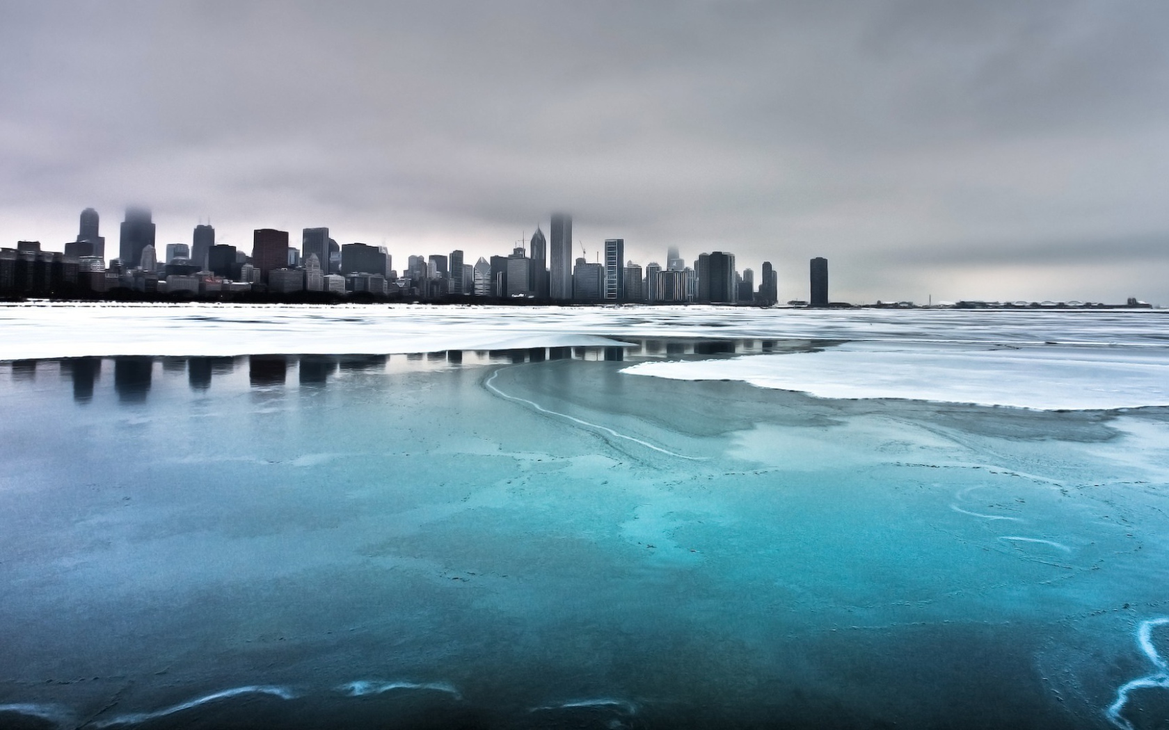 Замерзшее озеро у города