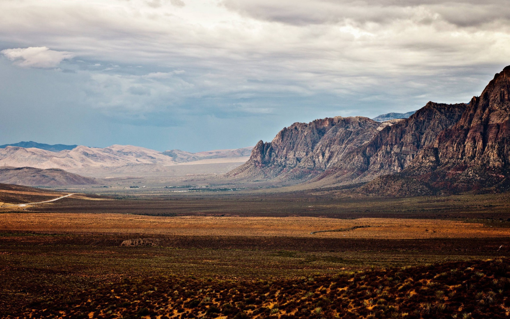 Неприветливая равнина между скалами