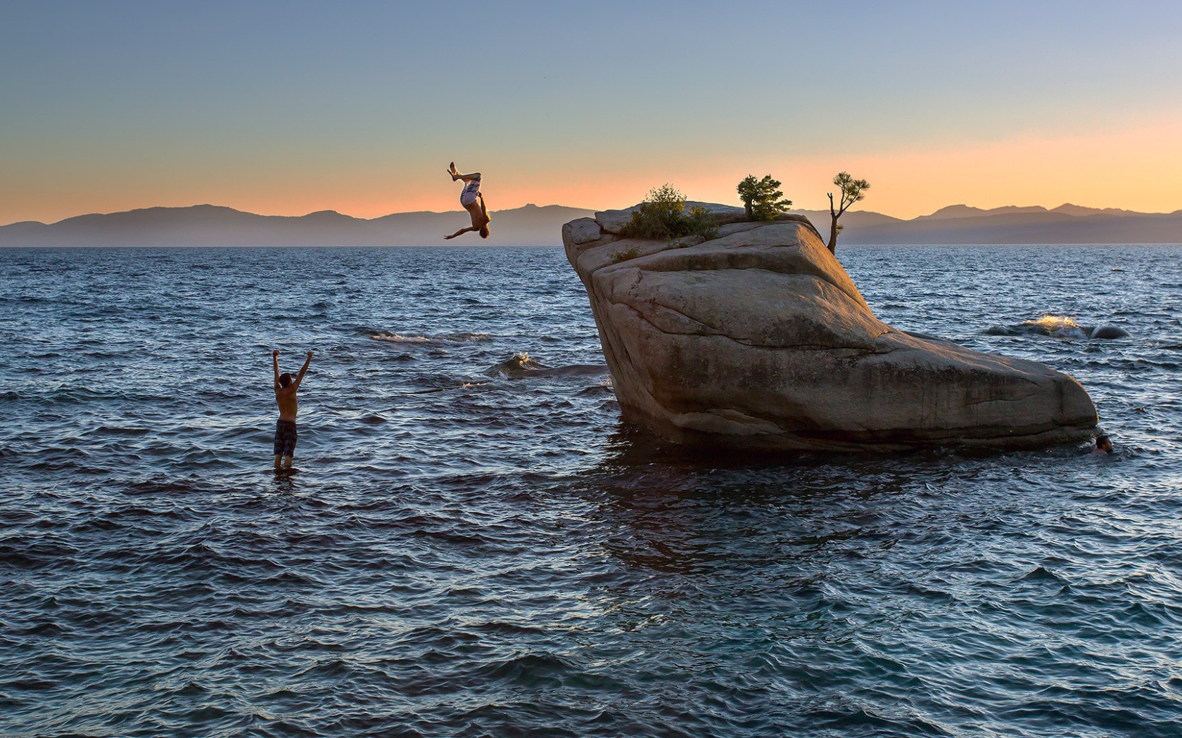 Прыжки со скалы у берега