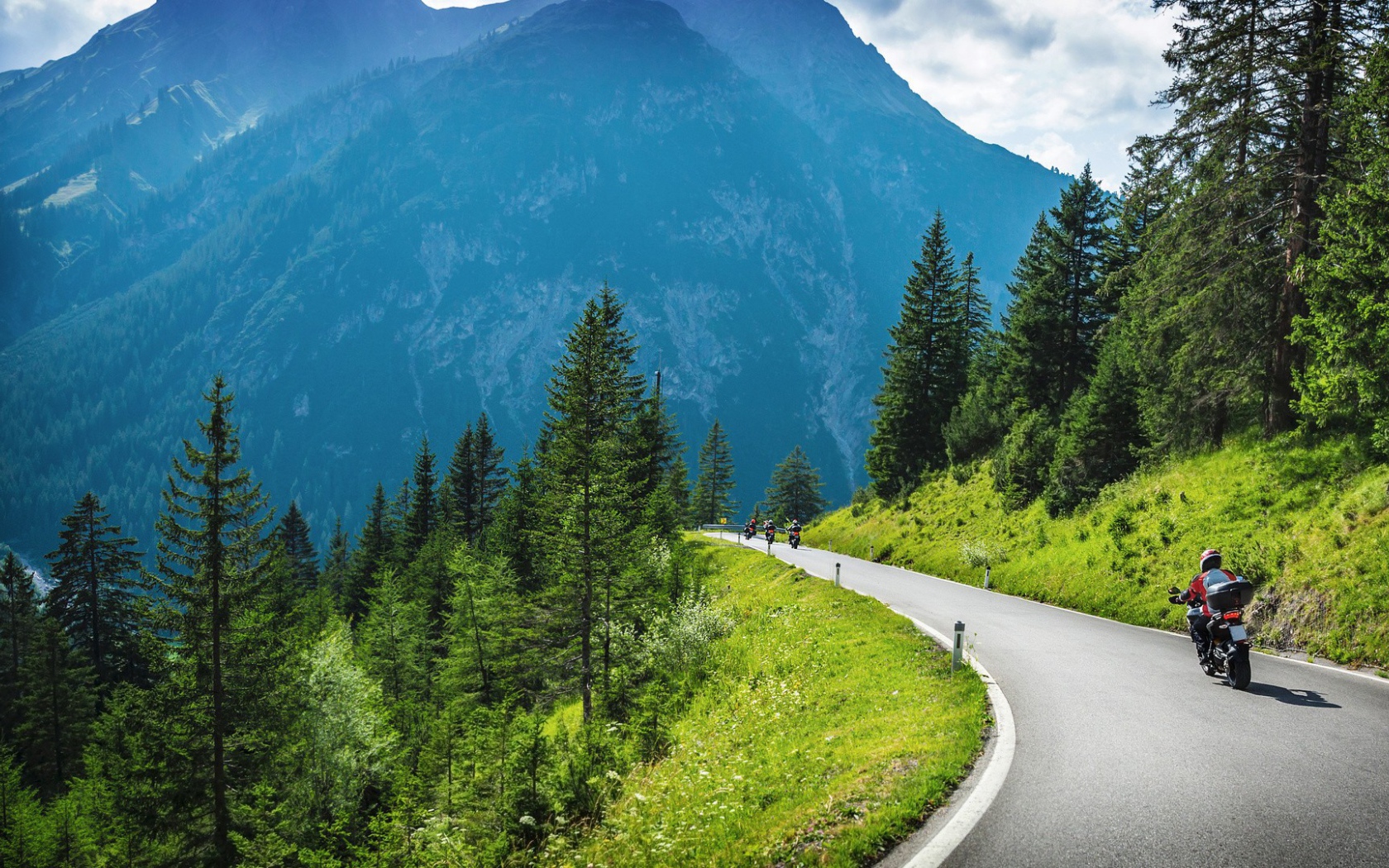 Мотоциклист на горной дороге