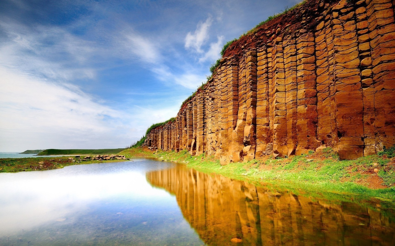 Природная стена из камня