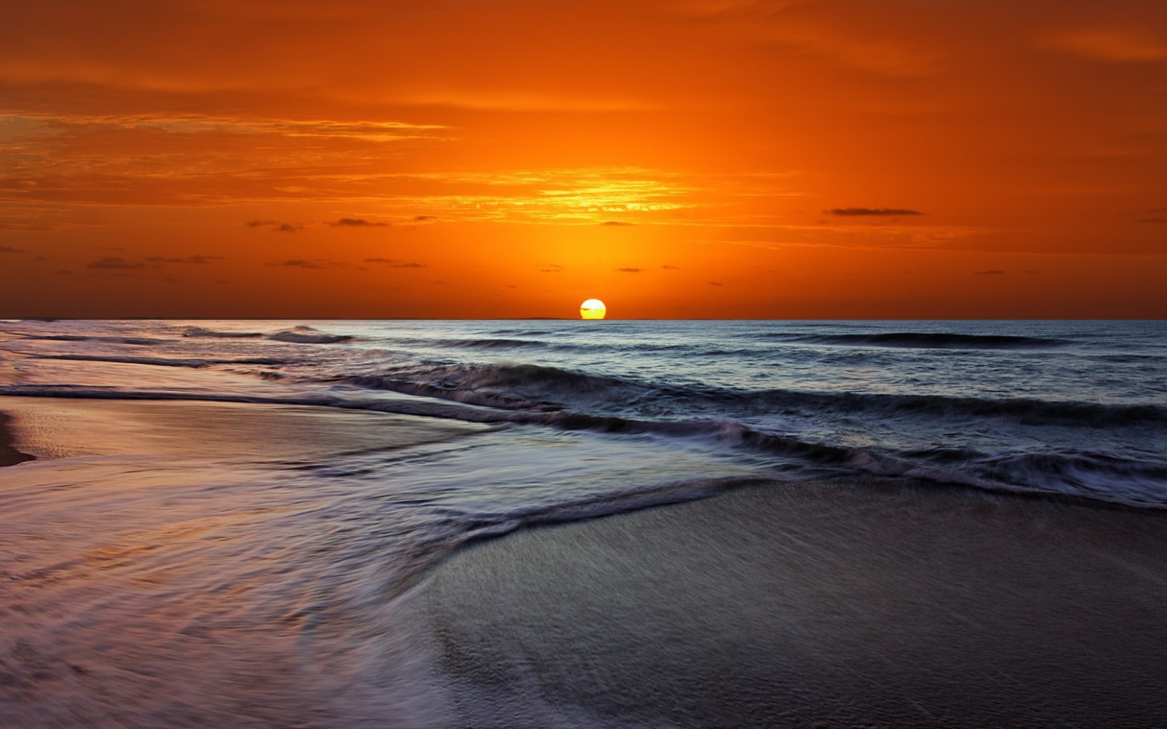 Оранжевое небо и бурное море