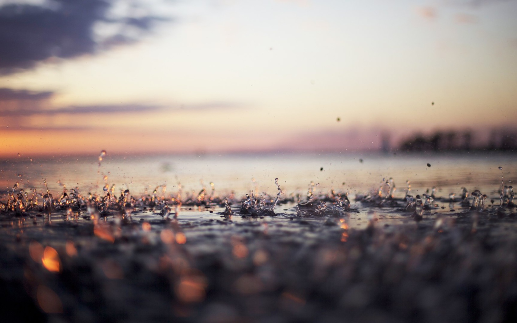 Капли дождя на мостовой