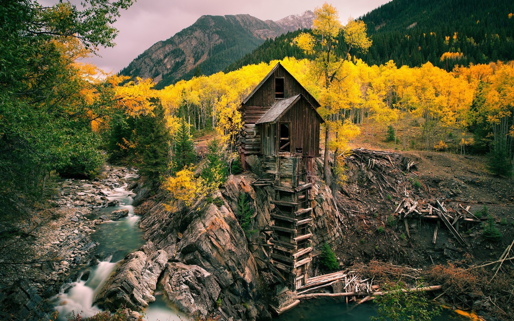 Хозяйственная постройка из дерева над обрывом
