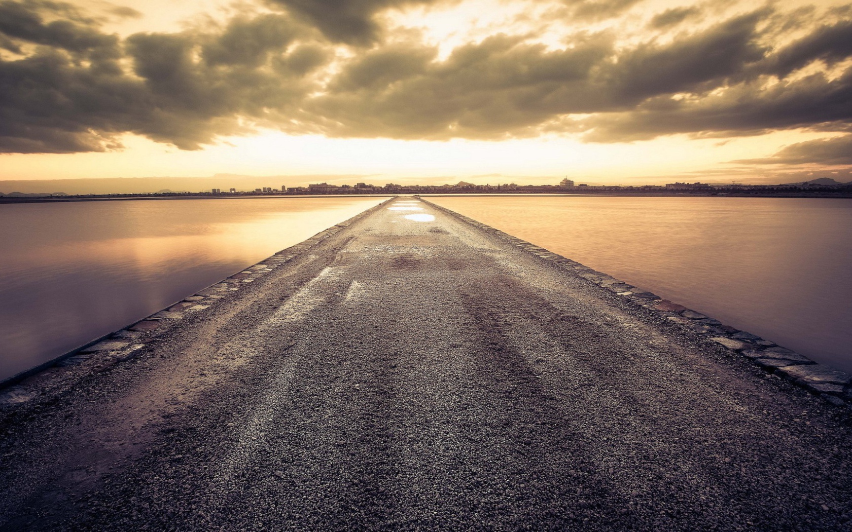 Дорога среди воды