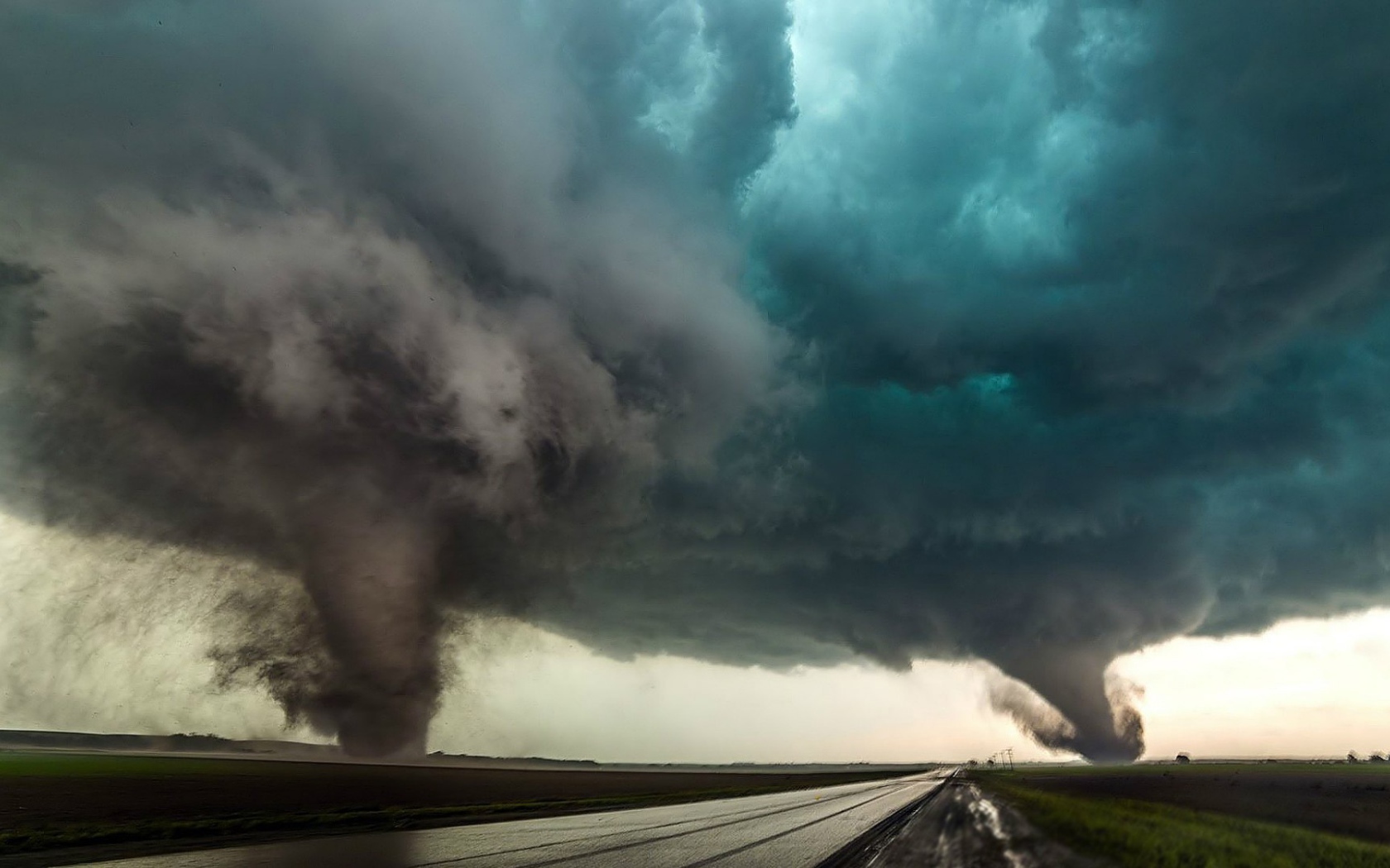 Два мощных торнадо