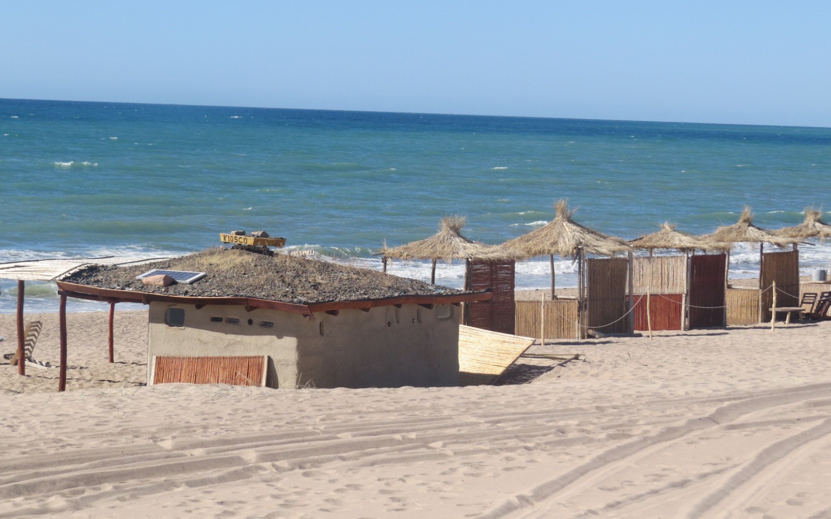 Пляжные домики из тростника