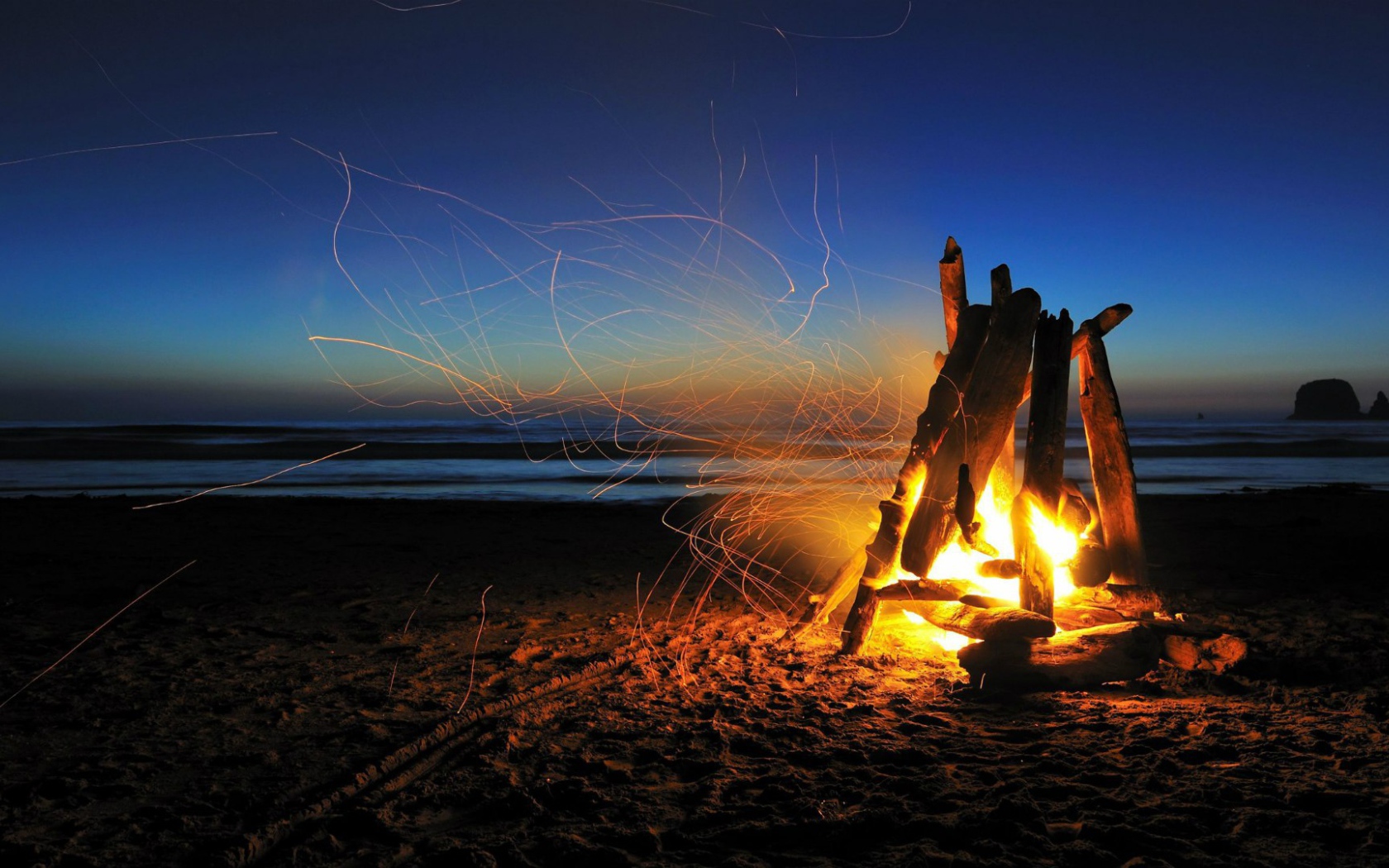 Костер на песке на берегу моря