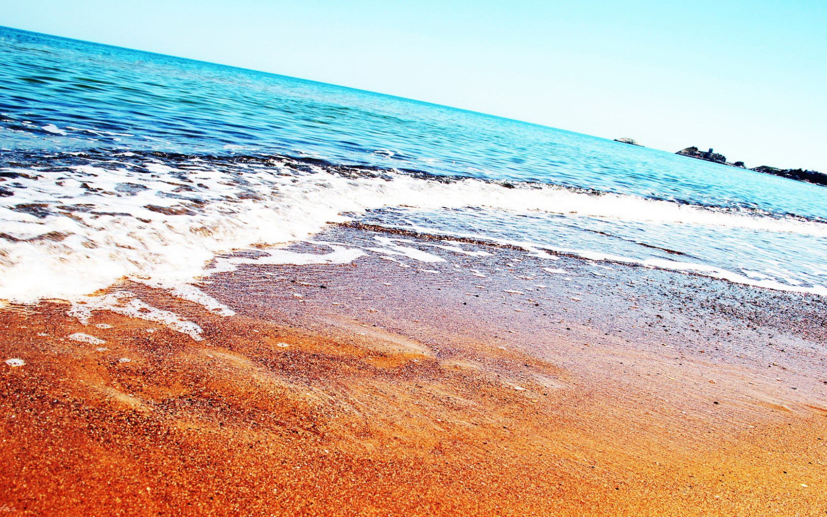 Спокойное голубое море и песчаный пляж