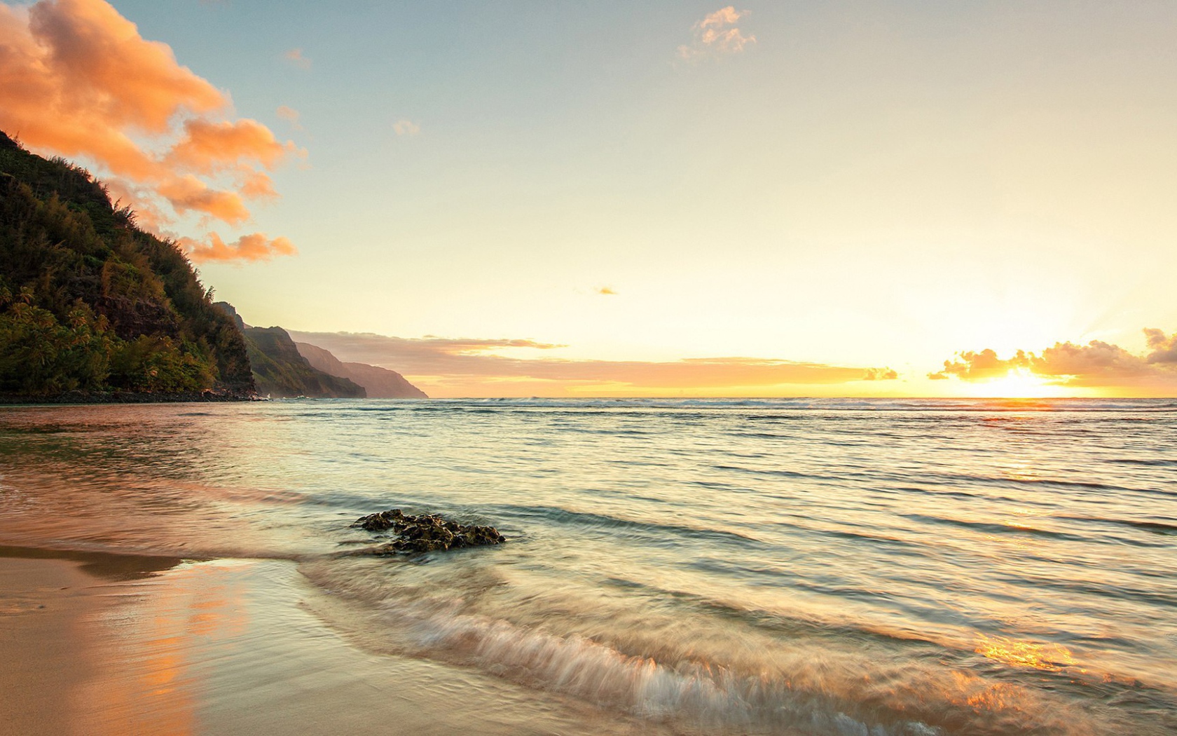 Волны прибоя накатывают на пляж