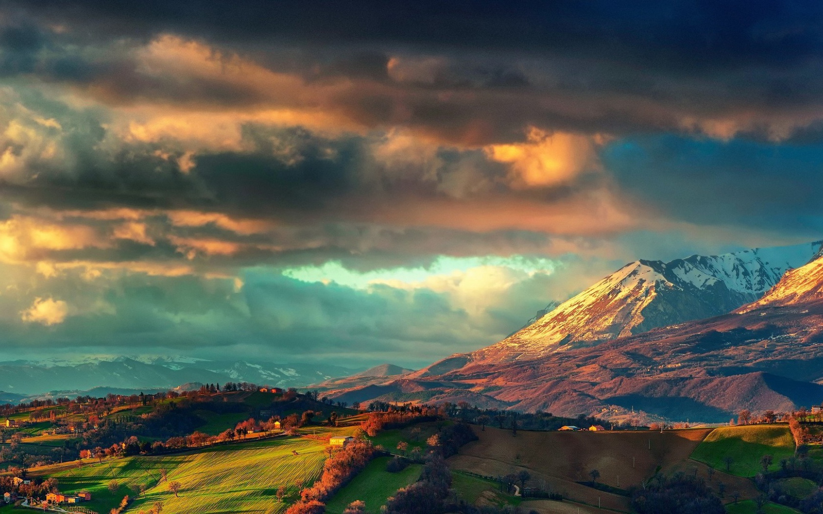 Кучевые облака над сельской местностью среди гор