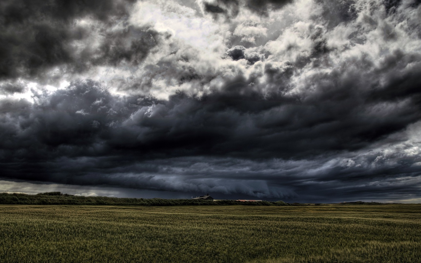 Мощный грозовой вал над фермой