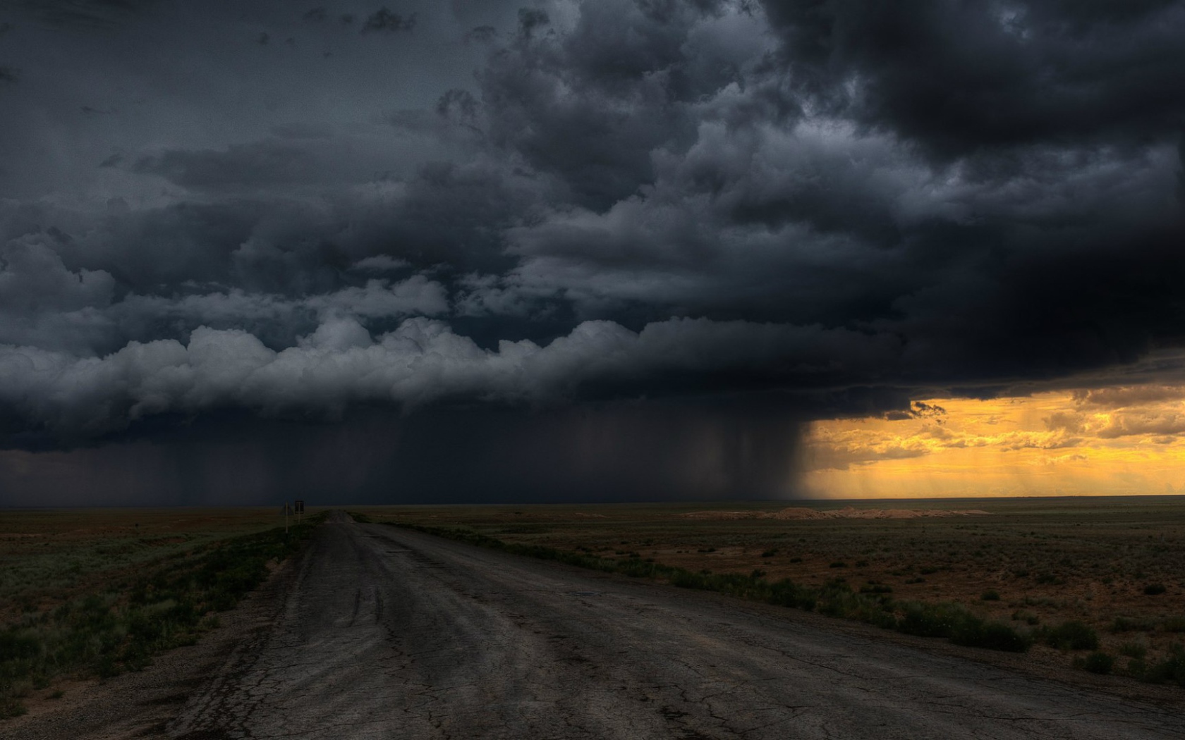 Грозовая туча над фермерским полем