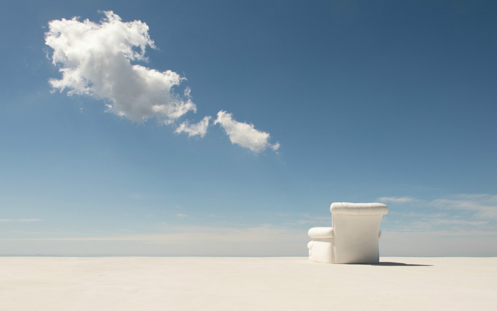 Кресло на белом песке пустыни