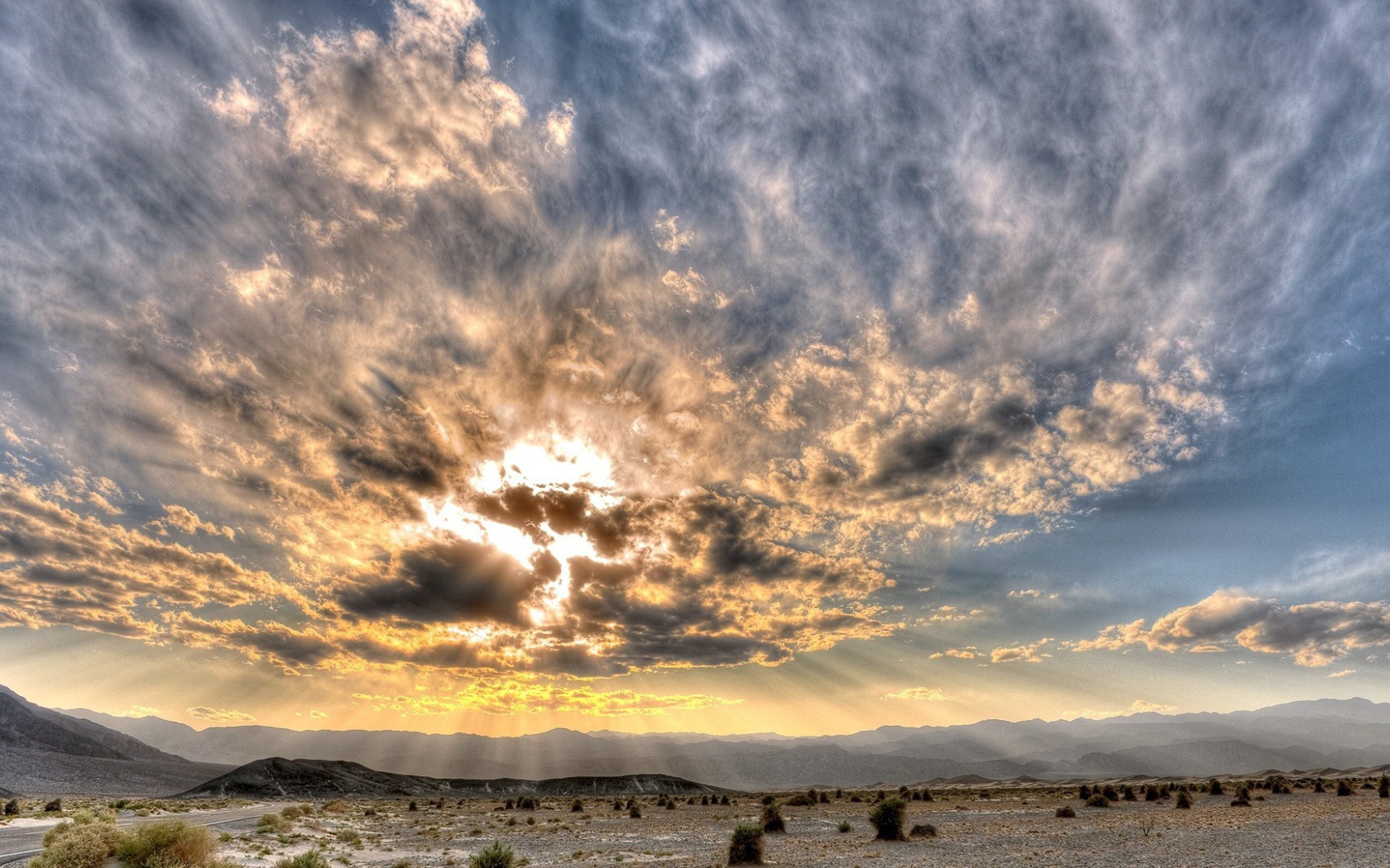 Тучи скрыли солнце над пустыней