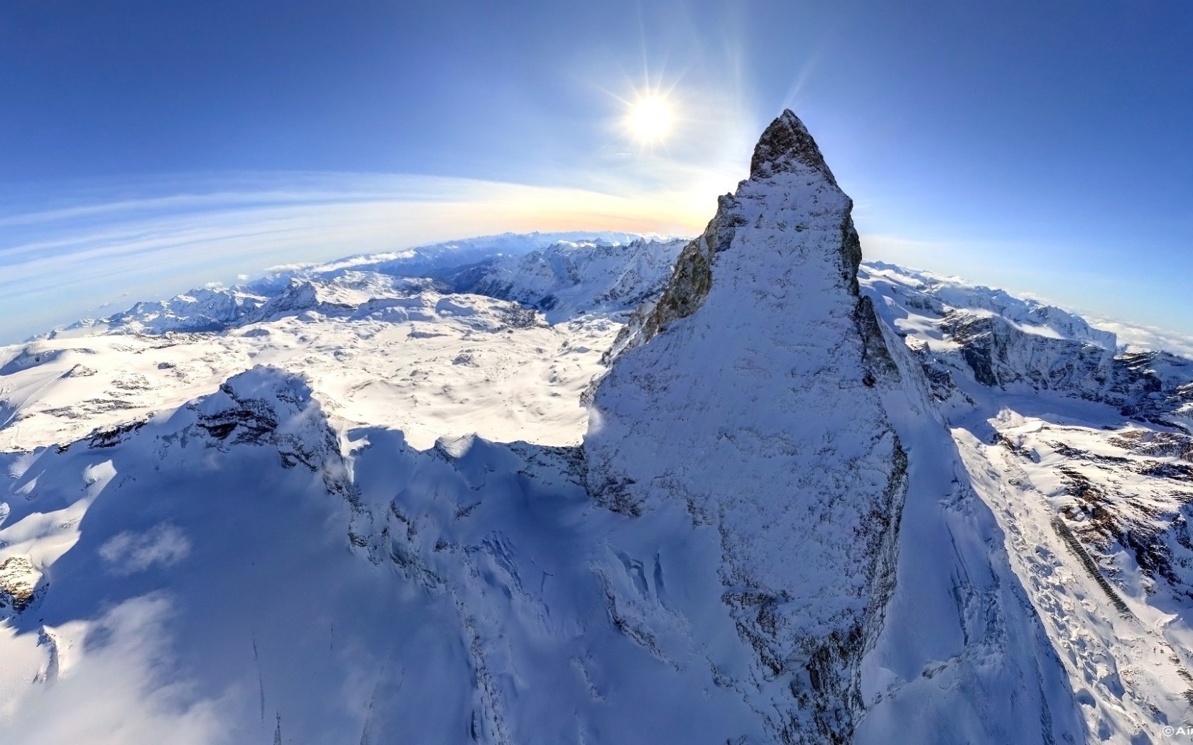 Острый горный пик в снегу