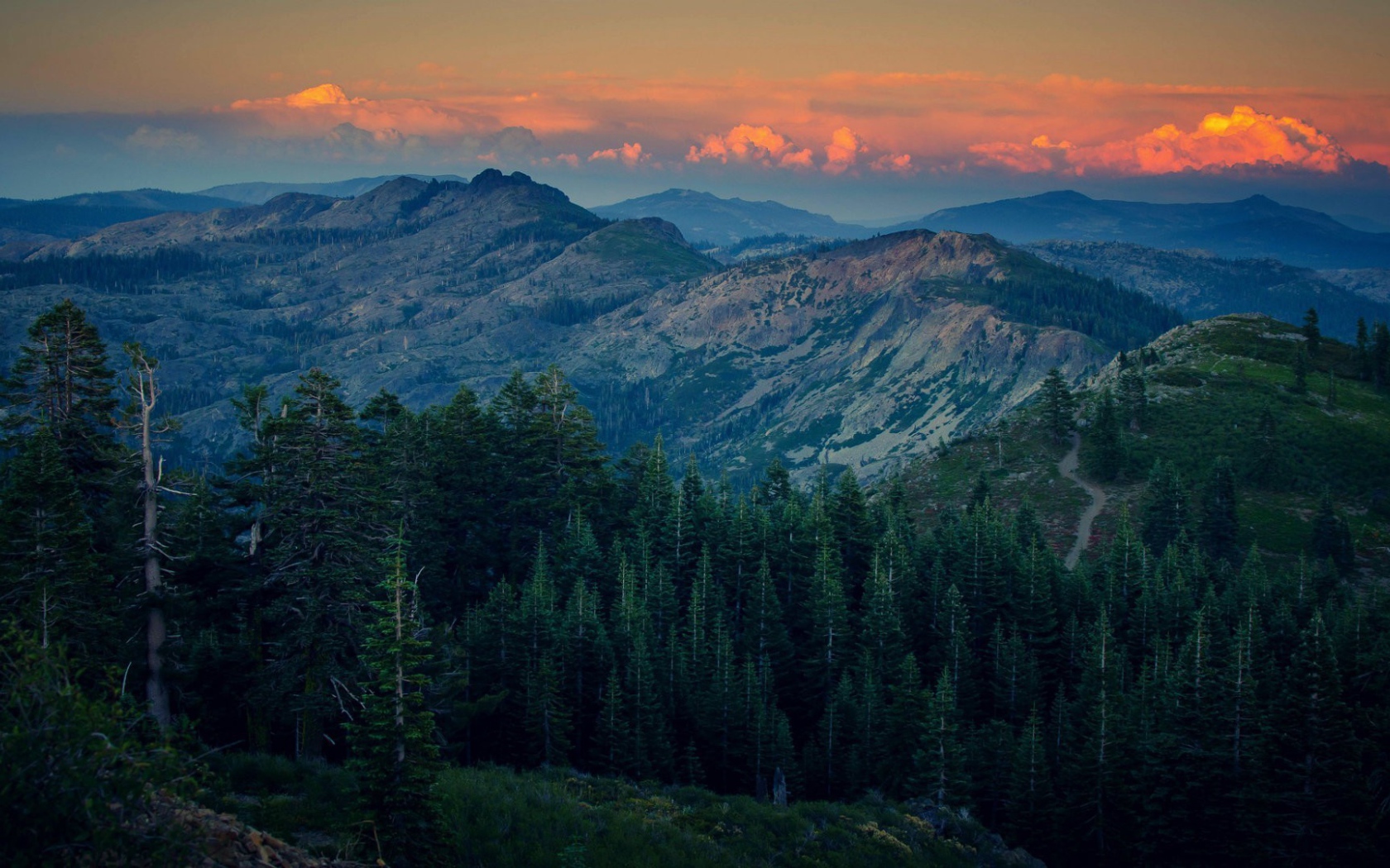 Огненно красные облака на закате в горах