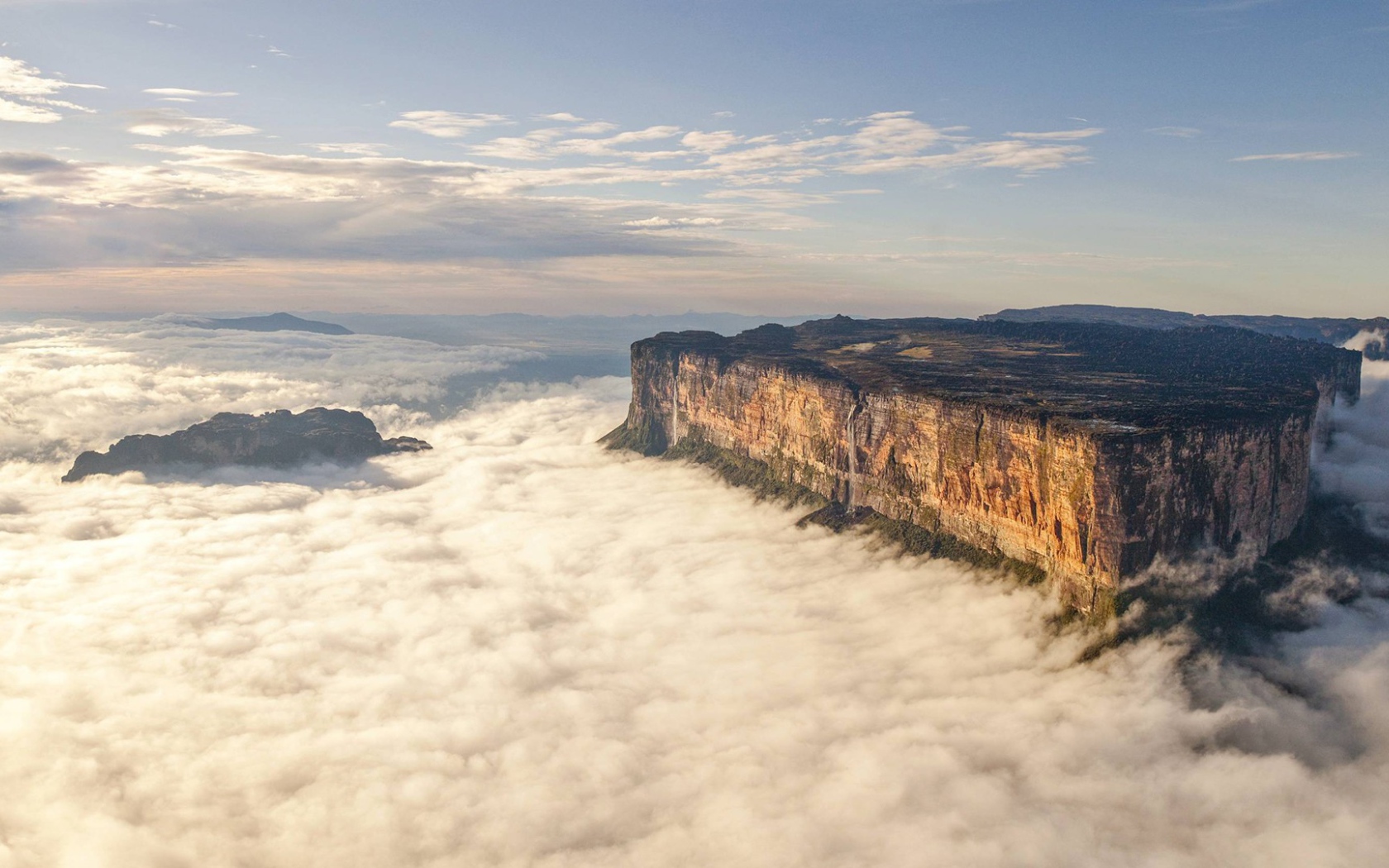 Плоская гора среди туч