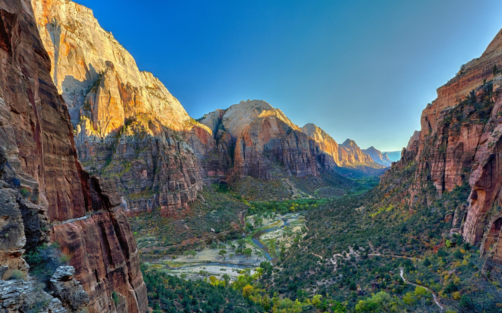 Зеленая долина между суровых скал