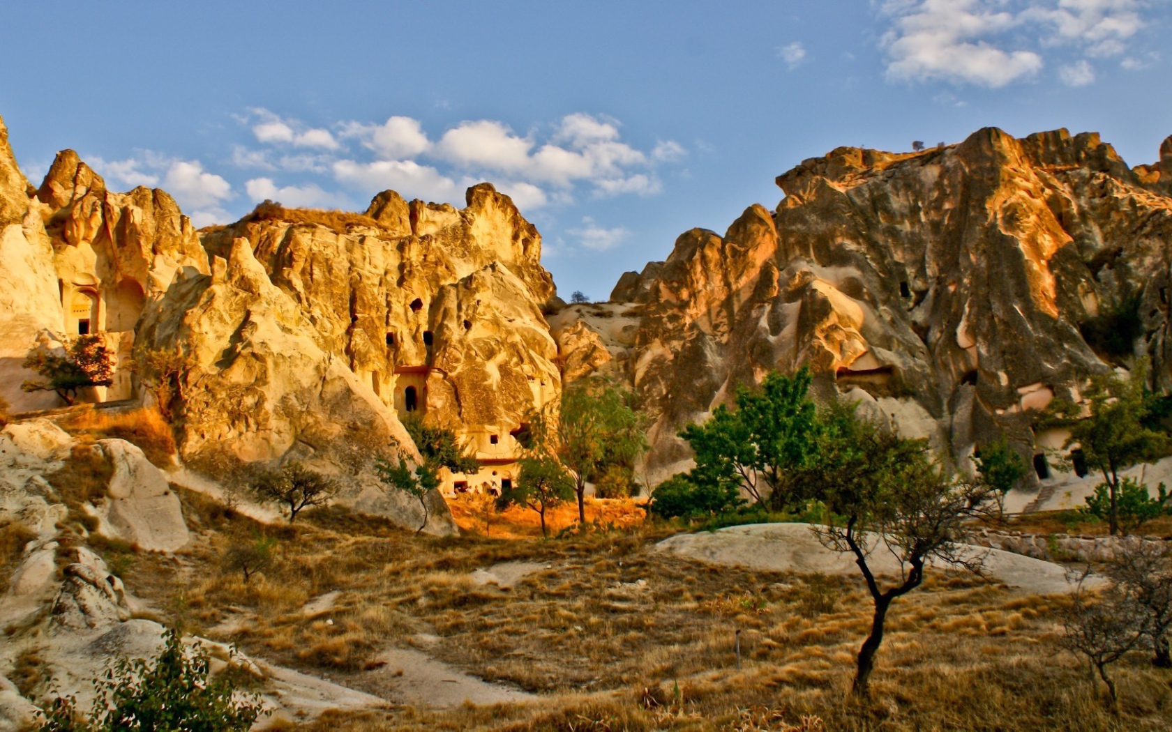 Жилье, высеченное в скале