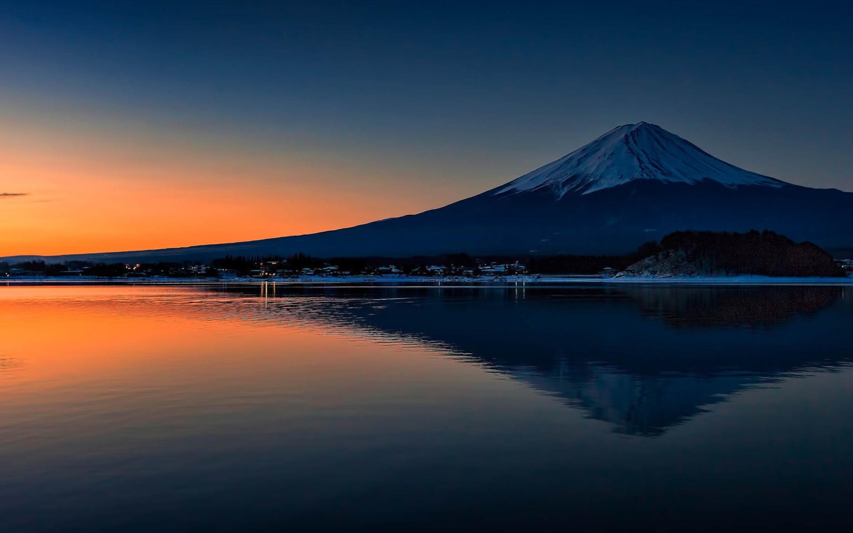 Гора Фудзи отражается в воде озера